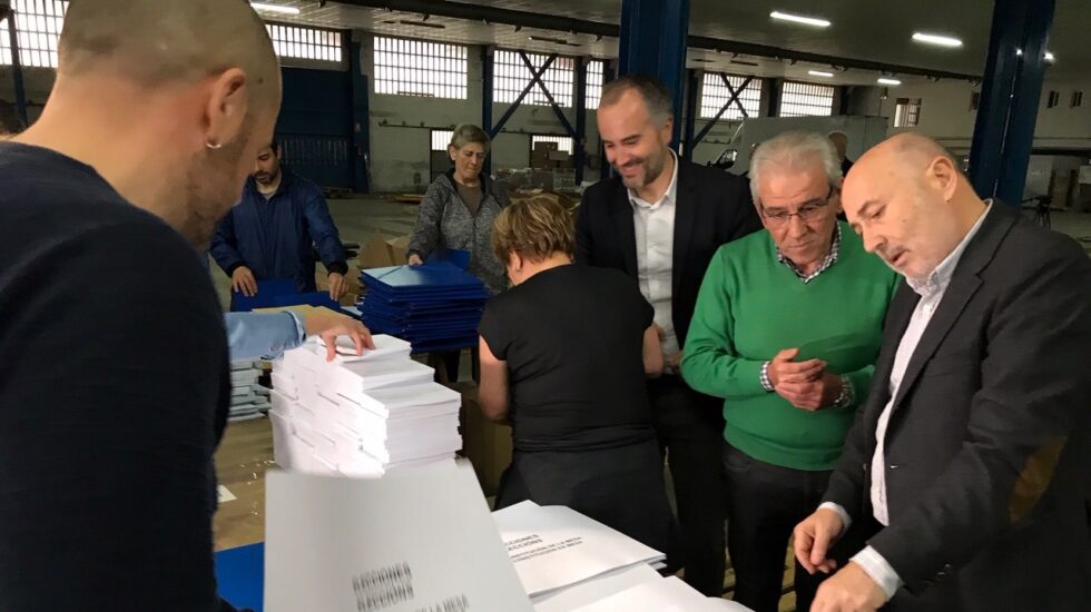 Reparto de sobres y papeletas para el 26-M en Galicia.