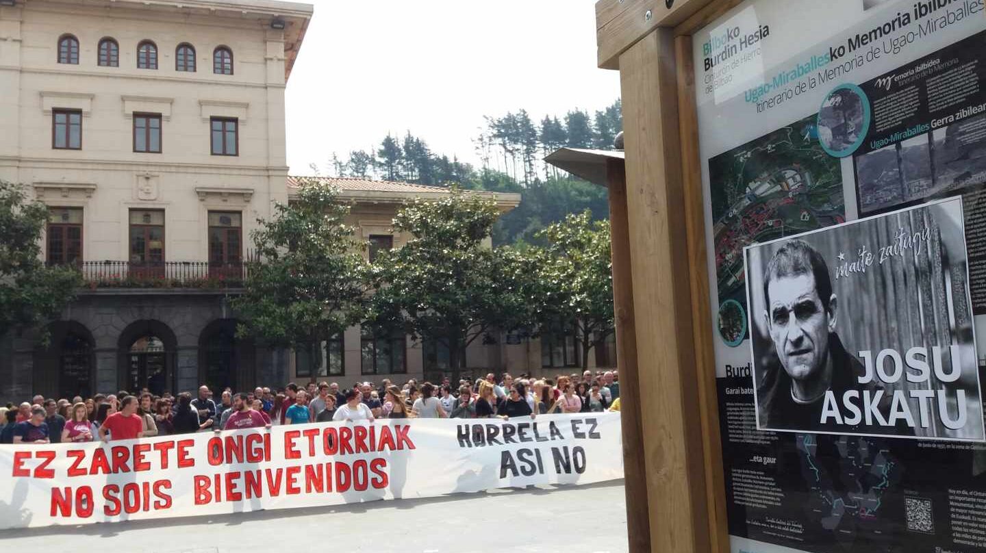 Concentración contra la presencia de Ciudadanos en Ugao Miraballes. localidad natal de 'Josu Ternera'.