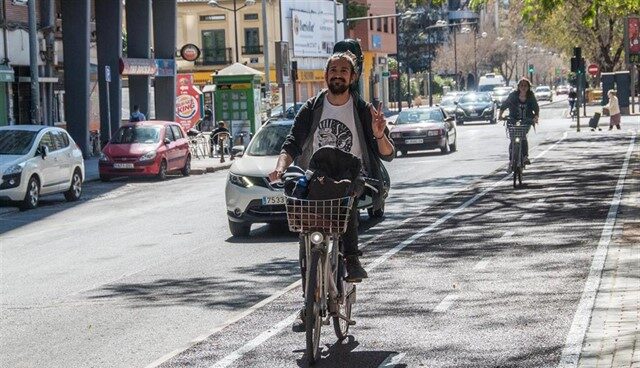 Un hombre utiliza un carril bici en Valencia Un hombre utiliza un carril bici en Valencia