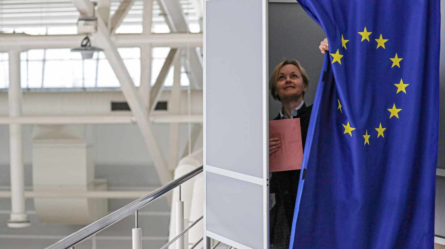 Una mujer vota en las elecciones europeas