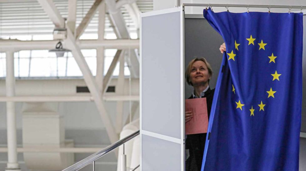 Una mujer vota en las elecciones europeas