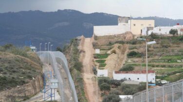 Cuatro agentes heridos tras un nuevo salto masivo a la valla de Melilla