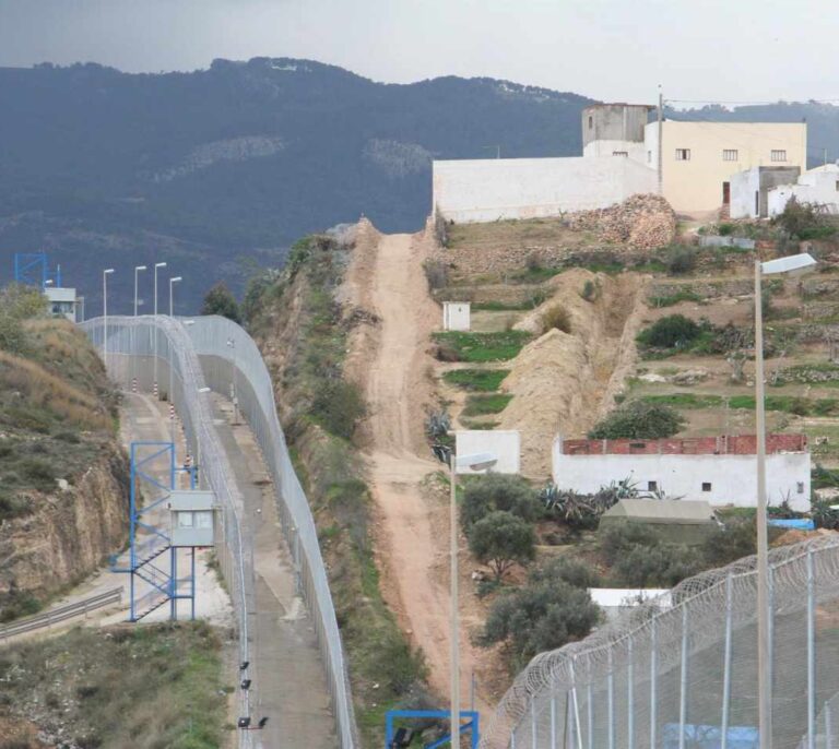 Cuatro agentes heridos tras un nuevo salto masivo a la valla de Melilla