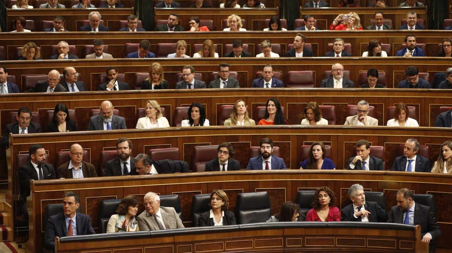 Los diputados de Vox, detrás del Gobierno en funciones.