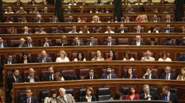 PSOE y Podemos planean enviar a Vox al gallinero del hemiciclo detrás del PP