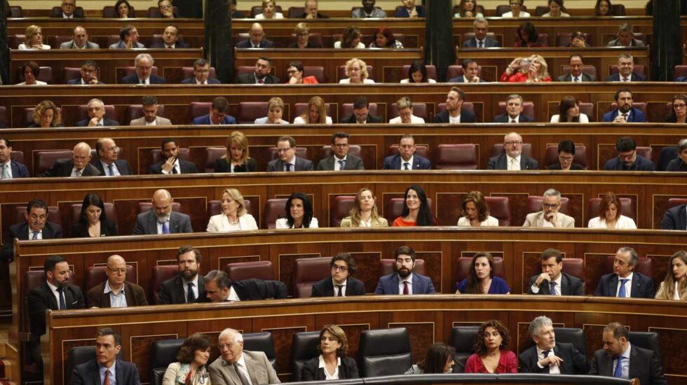 Los diputados de Vox, detrás del Gobierno en funciones.