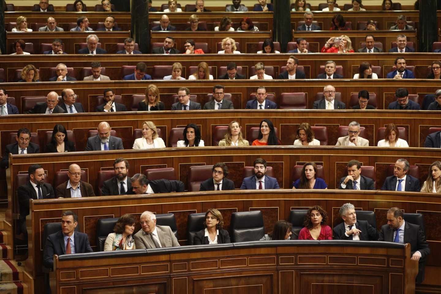 Los diputados de Vox, detrás del Gobierno en funciones.