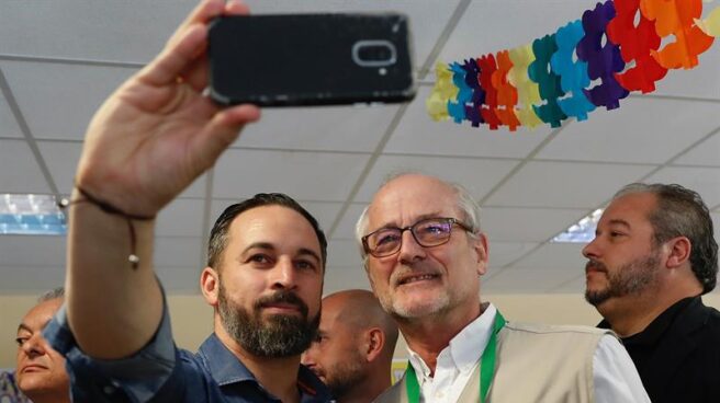Santiago Abascal se fotografía con un apoderado de Vox tras votar el pasado domingo en Madrid.