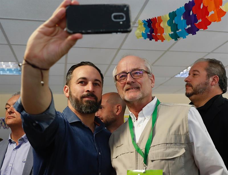 Santiago Abascal se fotografía con un apoderado de Vox tras votar el pasado domingo en Madrid.