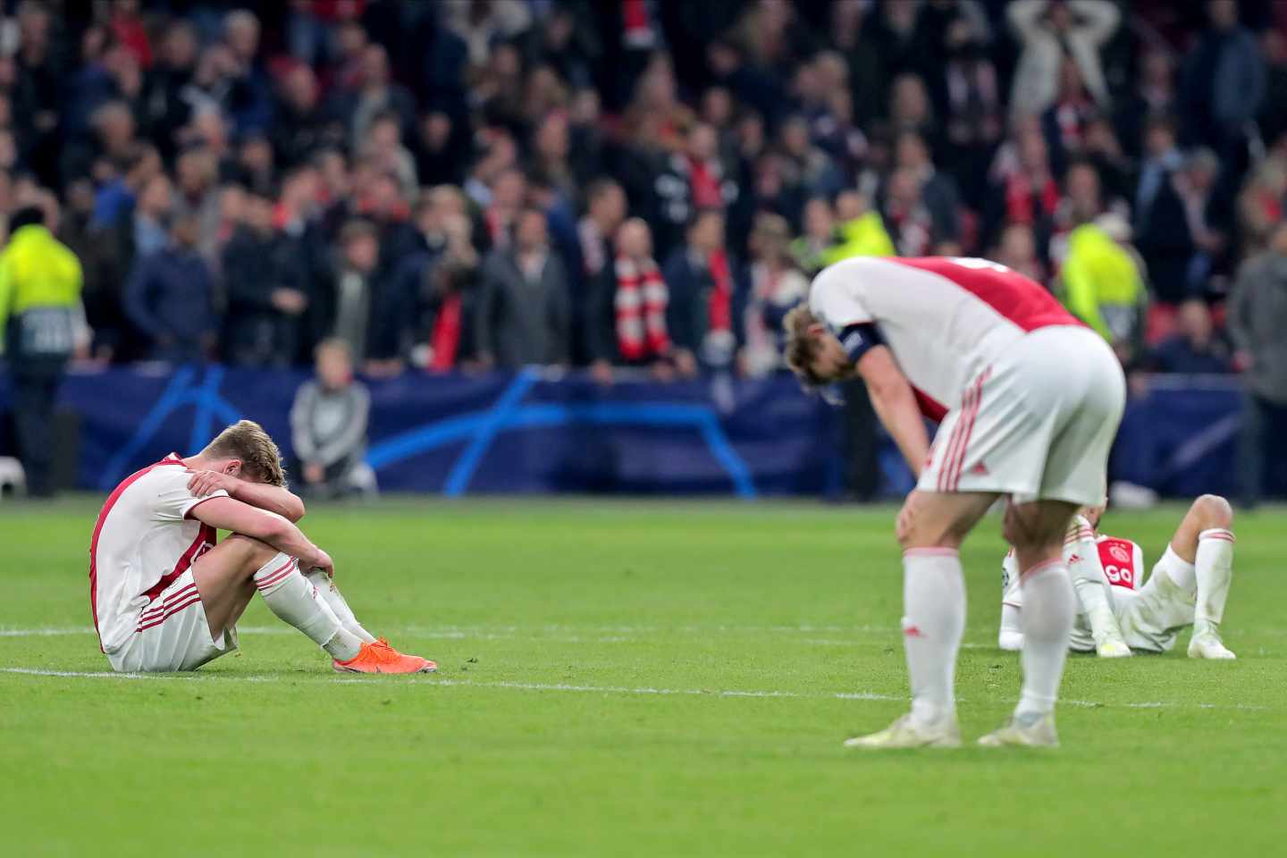 La debacle del Ajax se extiende al mercado: sufre la mayor caída en bolsa de su historia.