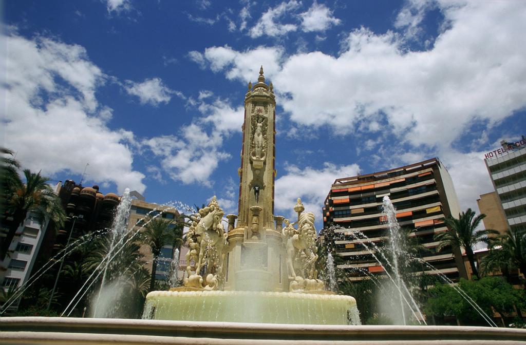 Escultura de la plaza de los Luceros.