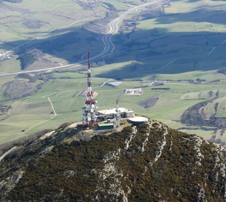 Cellnex entra en Portugal con la compra de Omtel y sus 3.000 torres por 800 millones