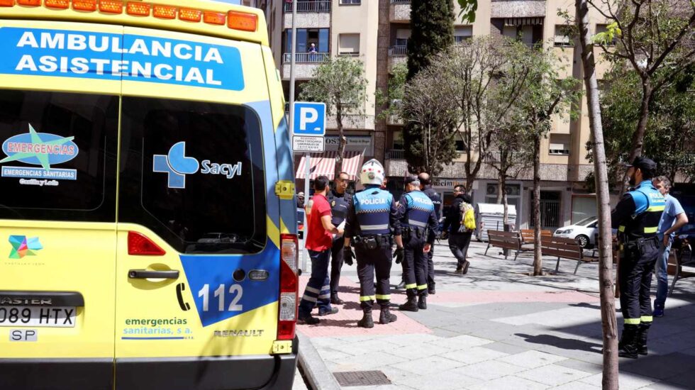 Servicios de emergencia, en el lugar del apuñalamiento, en Salamanca.