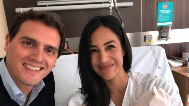 Begoña Villacís, junto a Albert Rivera en el hospital tras dar a luz.