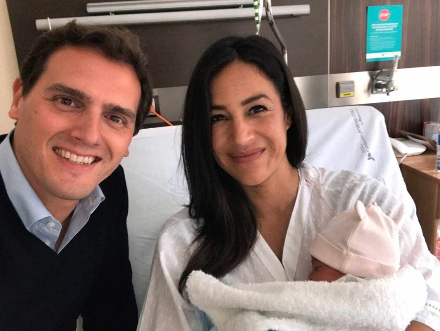 Begoña Villacís, junto a Albert Rivera en el hospital tras dar a luz.