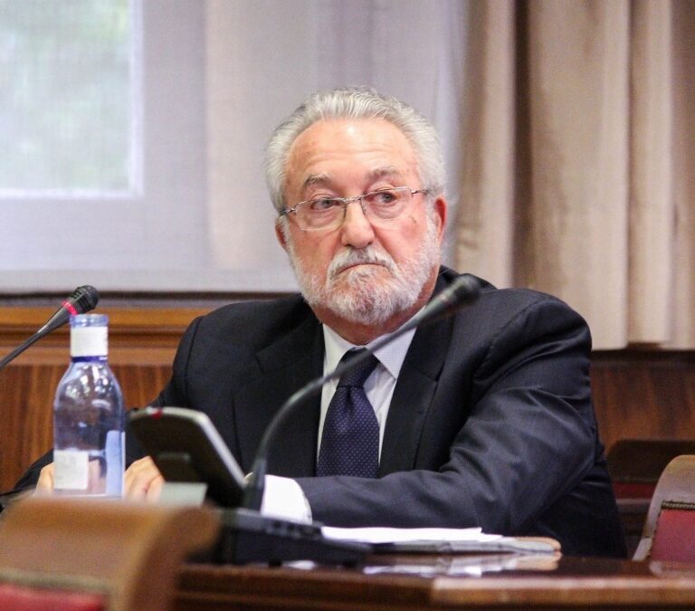 La Junta despide al exministro Bernat Soria: ocultó su actividad privada mientras cobraba 150.000 euros públicos