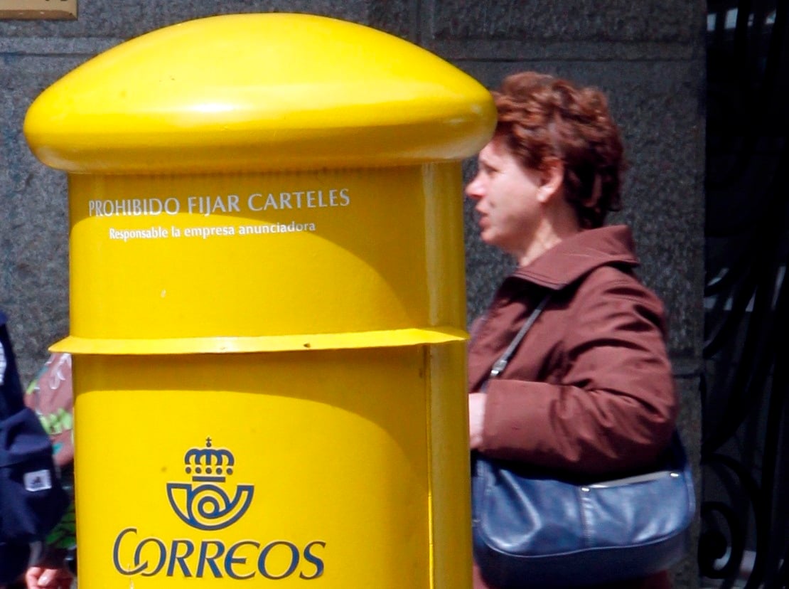 Un buzón de Correos, en una calle de Madrid.