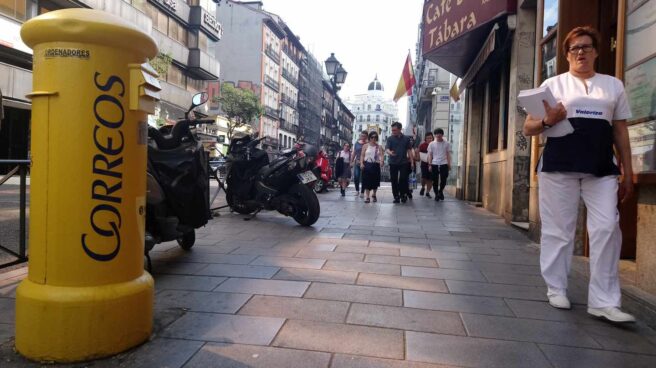 Un buzón de Correos, en una céntrica calle de Madrid.