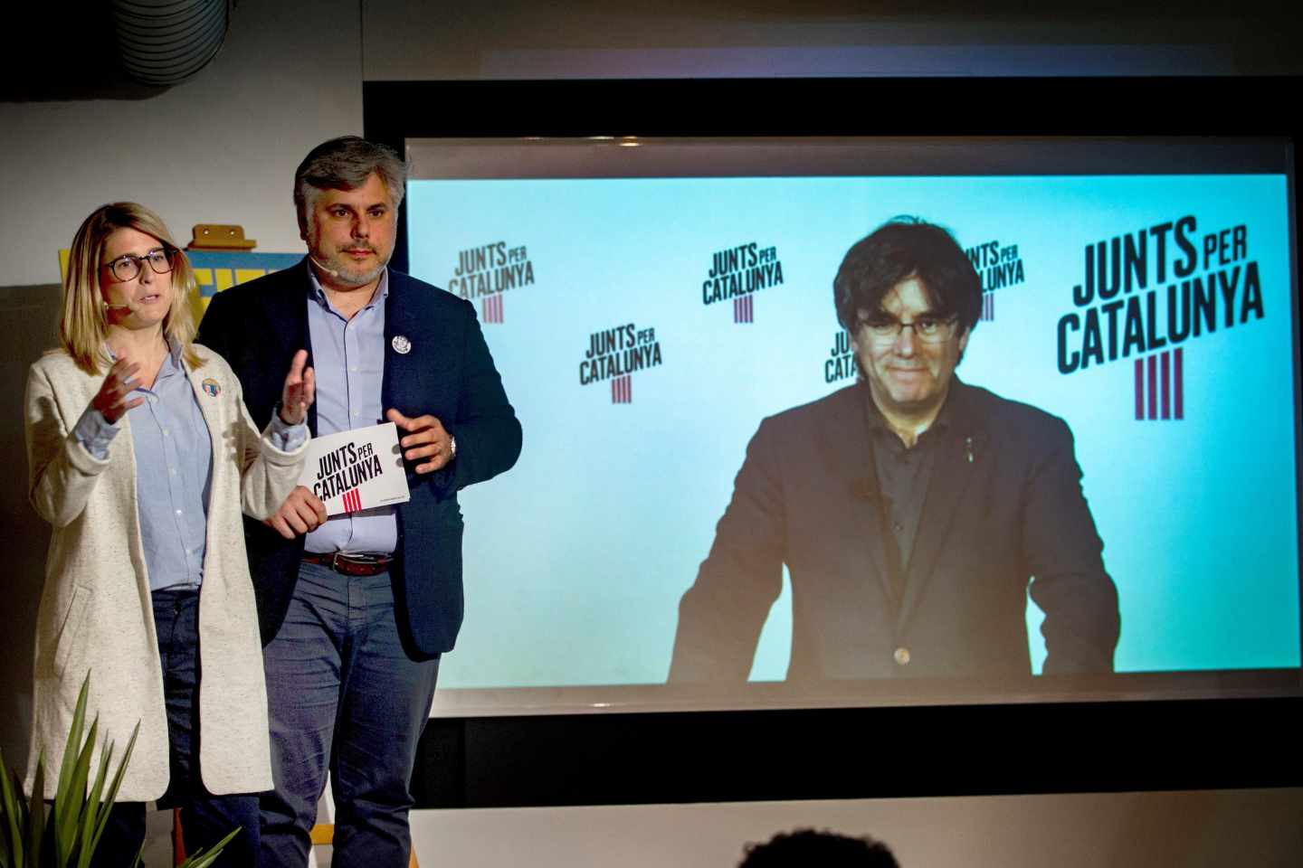 Carles Puigdemont interviene por videoconferencia en una rueda de prensa de Junts per Catalunya.