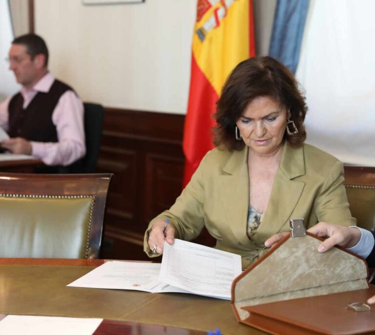 Los "bandazos" con el Open Arms a los que deberá responder Calvo en el Congreso
