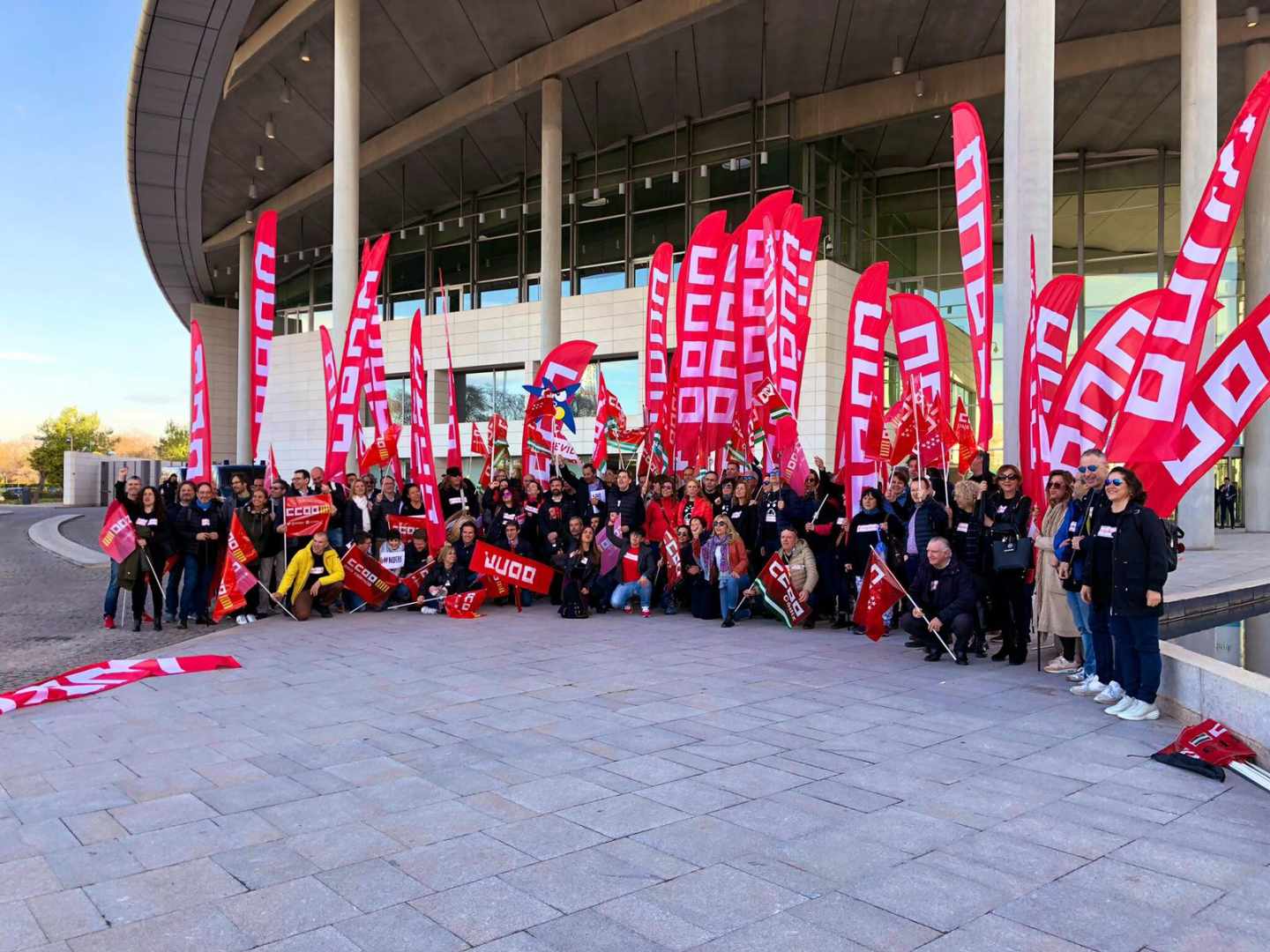 Protestas de CCOO en la junta general de accionistas de CaixaBank.