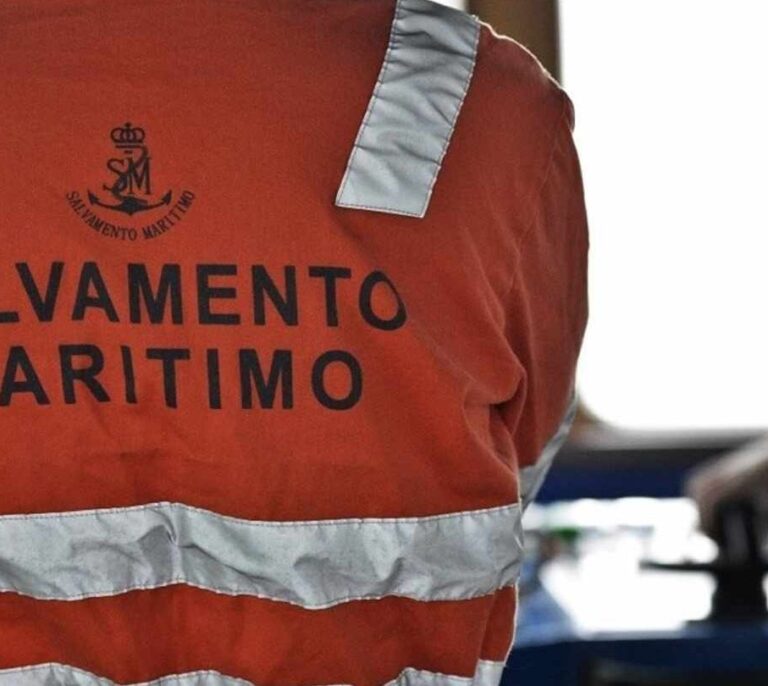 Rescatan a cinco personas que trataban de cruzar el Estrecho con Kayaks y una tabla de surf