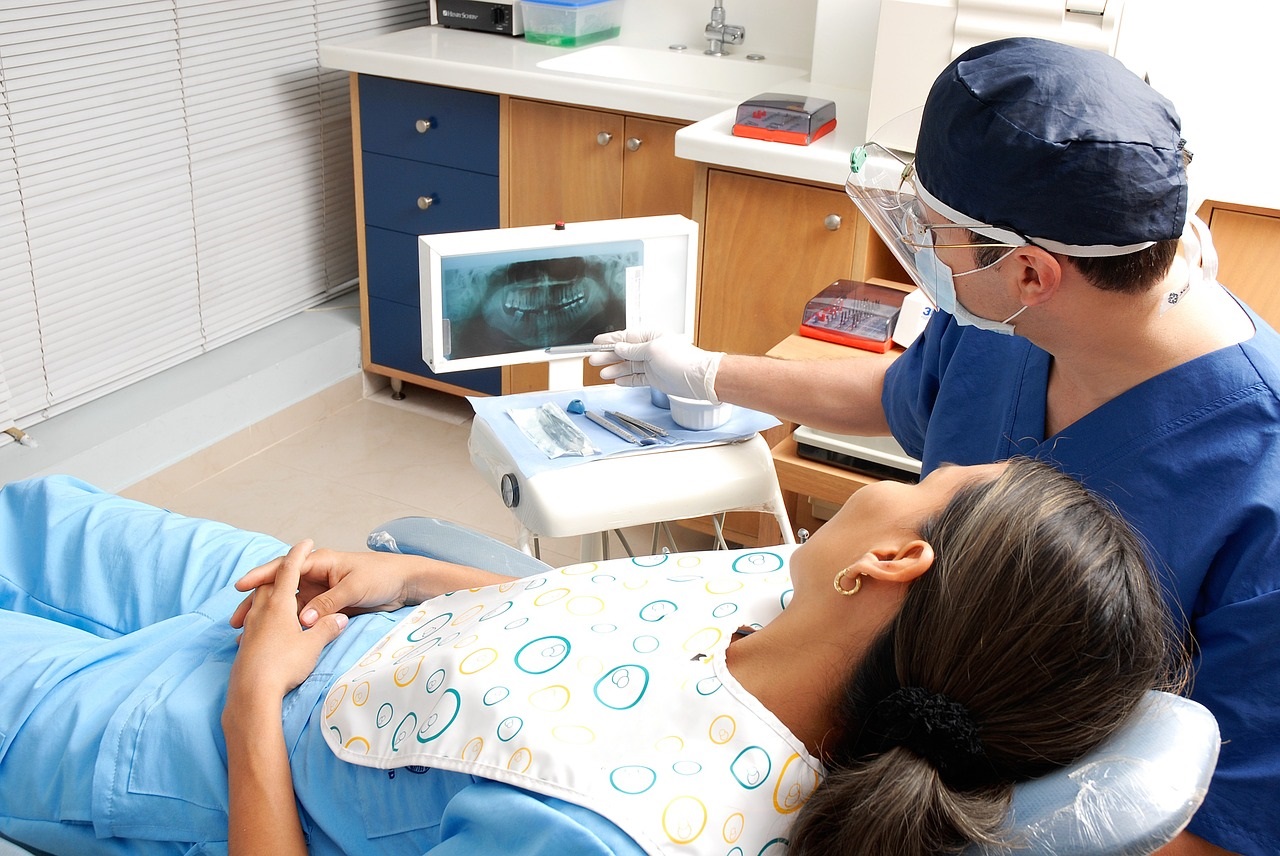 Piden 30 meses de cárcel a un comercial por simular ser dentista y colocar implantes