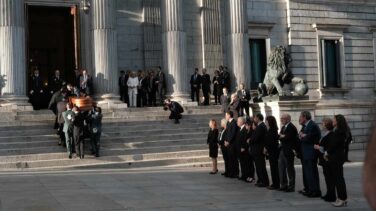 Centenares de personas dan el último adiós a Rubalcaba en el Congreso