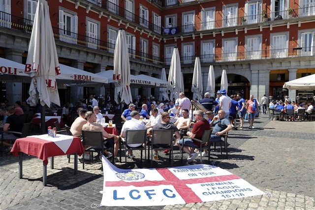 Hinchas ingleses en la Plaza Mayor de Madrid.