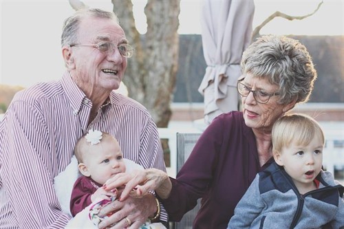 Abuelos con sus nietos.