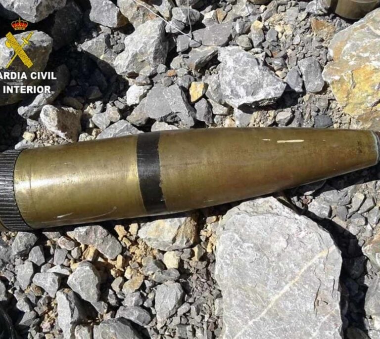 La Guardia Civil destruye un proyectil de casi un metro guardado en un trastero