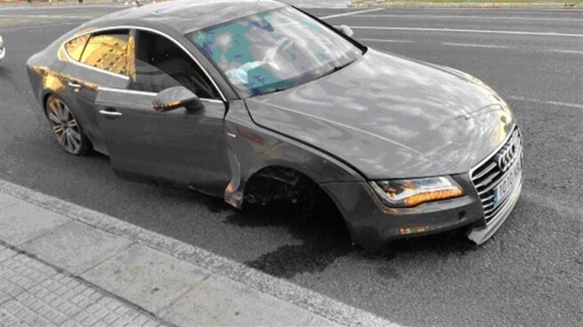 Sin llanta ni rueda: la accidentada travesía de un conductor ebrio por las calles de Cádiz