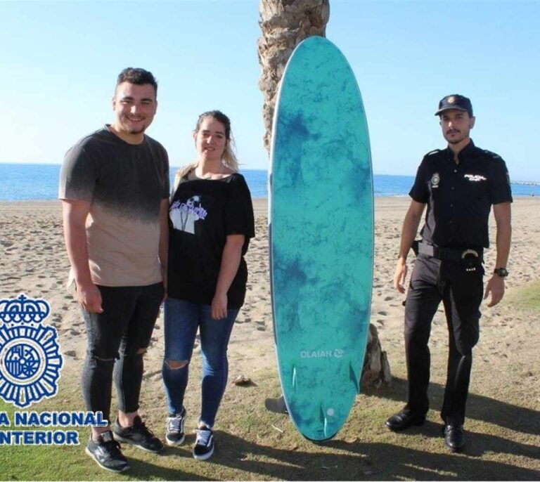 Un policía fuera de servicio rescata en su tabla de surf a una pareja que se ahogaba