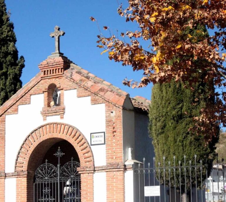 Roban más de 60 crucifijos de lápidas en un pueblo de Guadalajara: "Estamos desolados"