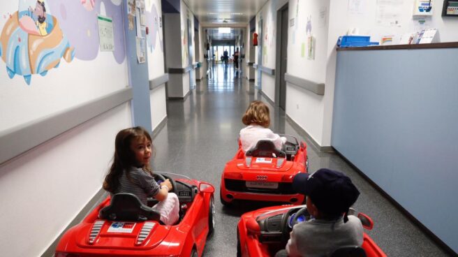Niños con sus coches eléctricos en el Hospital Puerta de Hierro-Majadahonda.
