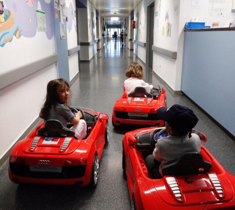 Al quirófano en coches eléctricos: la iniciativa para reducir el estrés de los niños ingresados