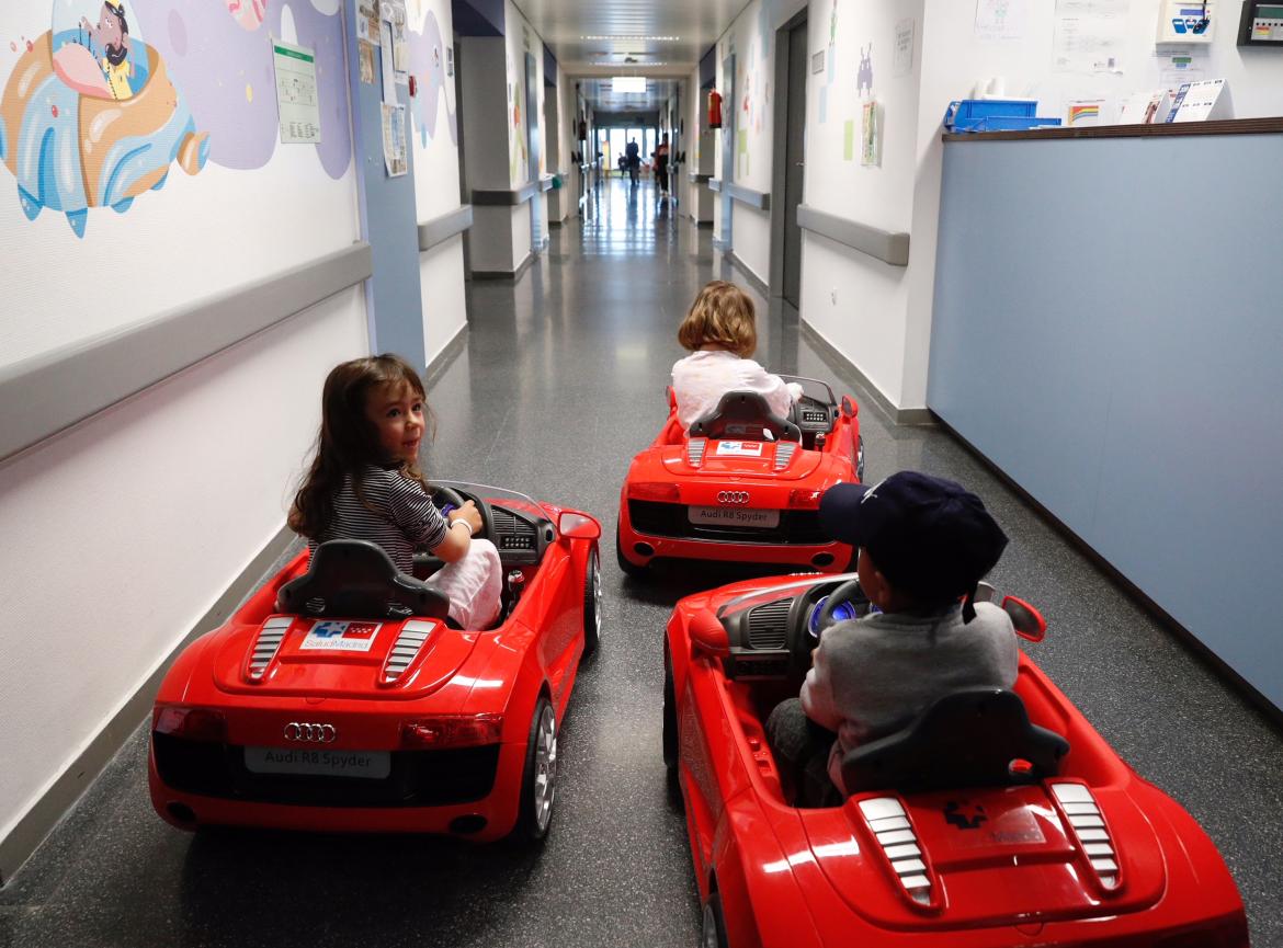 Niños con sus coches eléctricos en el Hospital Puerta de Hierro-Majadahonda.