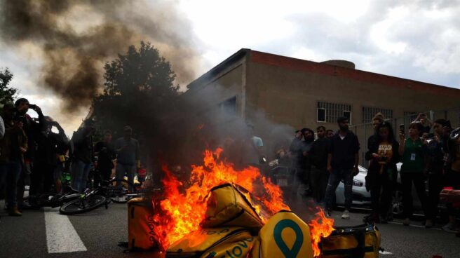 Repartidores se concentran ante la sede de Glovo por la muerte de un compañero