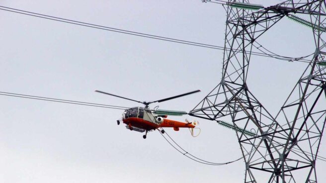 Tareas de mantenimiento en la red de distribución de Iberdrola.