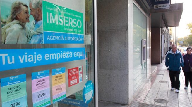 imserso ep1 Una agencia de viajes anuncia los paquetes del programa de viajes del Imserso.