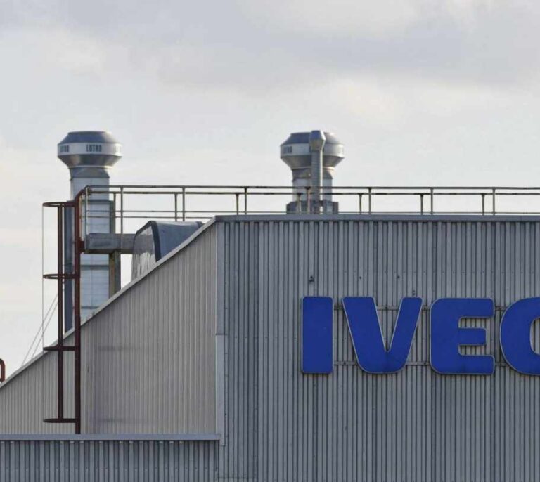 Leonardo comprará por 1.700 millones la división de blindados de Iveco, por la que pujaba Indra