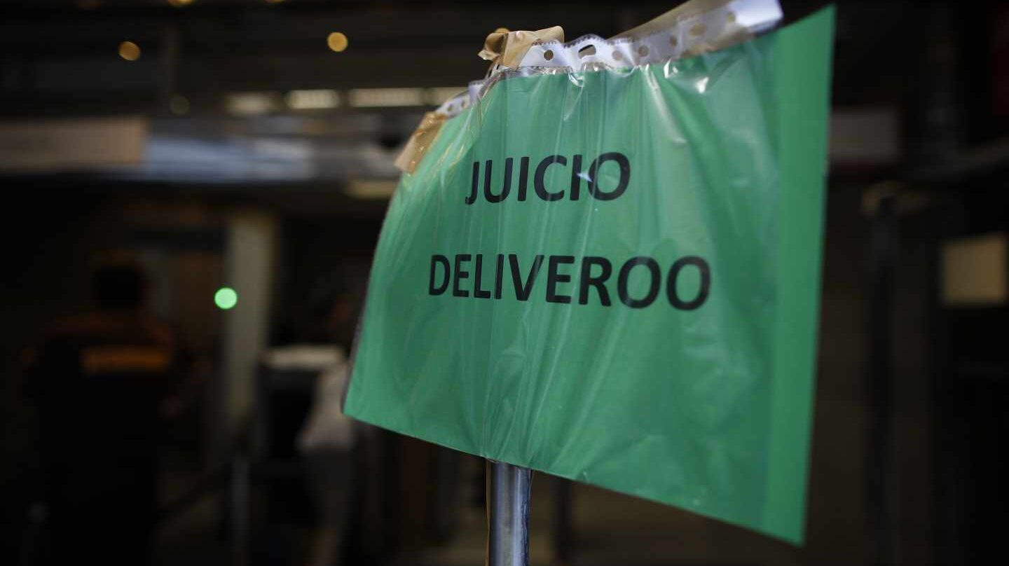 Cartel anunciando el juicio de los 532 raiders de Deliveroo.