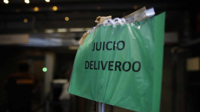 juicio-deliveroo Cartel anunciando el juicio de los 532 raiders de Deliveroo.
