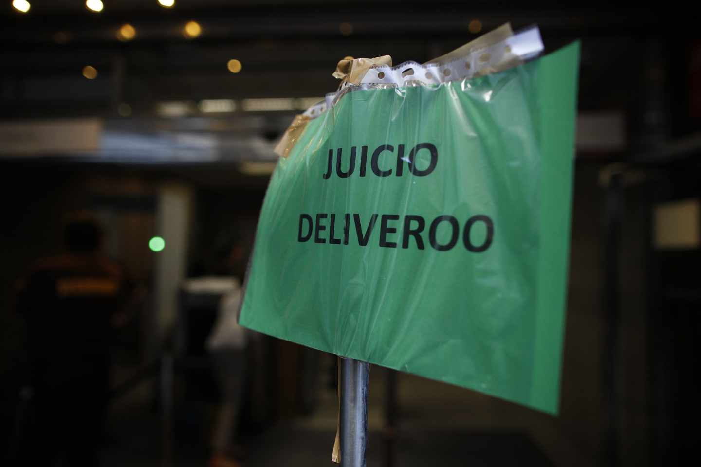 Cartel anunciando el juicio de los 532 raiders de Deliveroo.