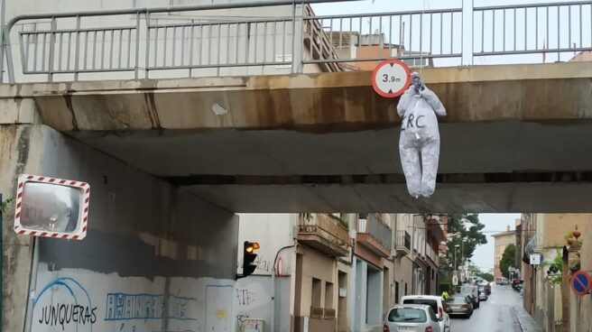 Un muñeco de Junqueras, colgado en un puente de su pueblo.