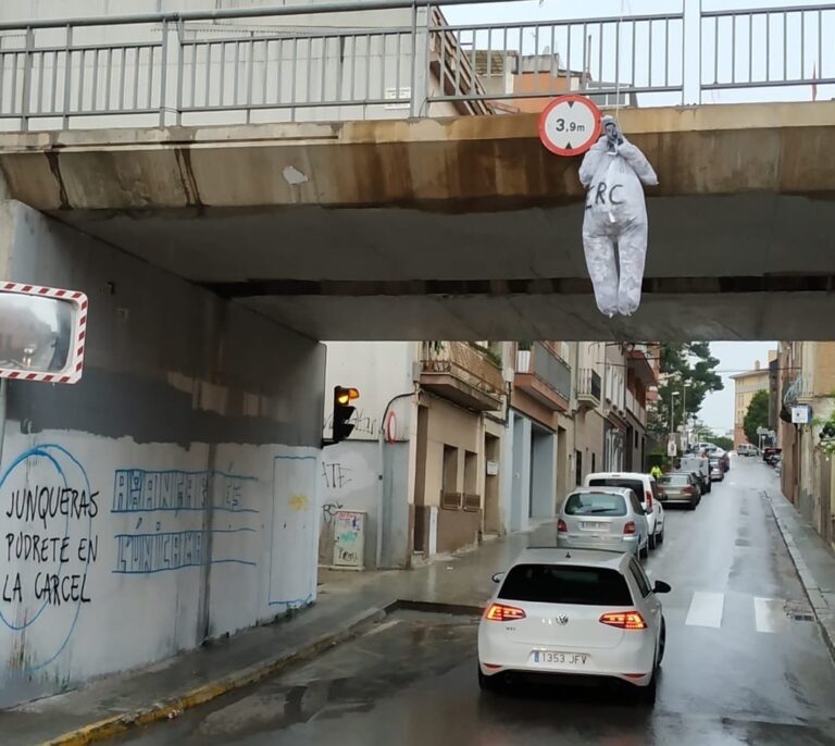 Un muñeco de Junqueras aparece ahorcado en una de las calles de su pueblo