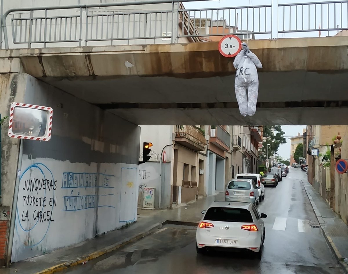 Un muñeco de Junqueras, colgado en un puente de su pueblo.