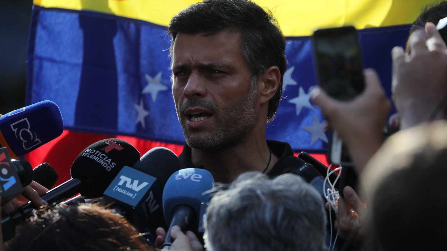 Leopoldo López habla a las puertas de la residencia del embajador de España en Caracas.