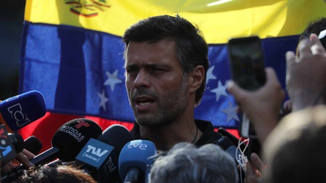 Leopoldo López habla a las puertas de la residencia del embajador de España en Caracas.