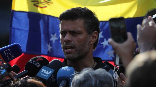 leopoldo_lopez_embajada_espana Leopoldo López habla a las puertas de la residencia del embajador de España en Caracas.